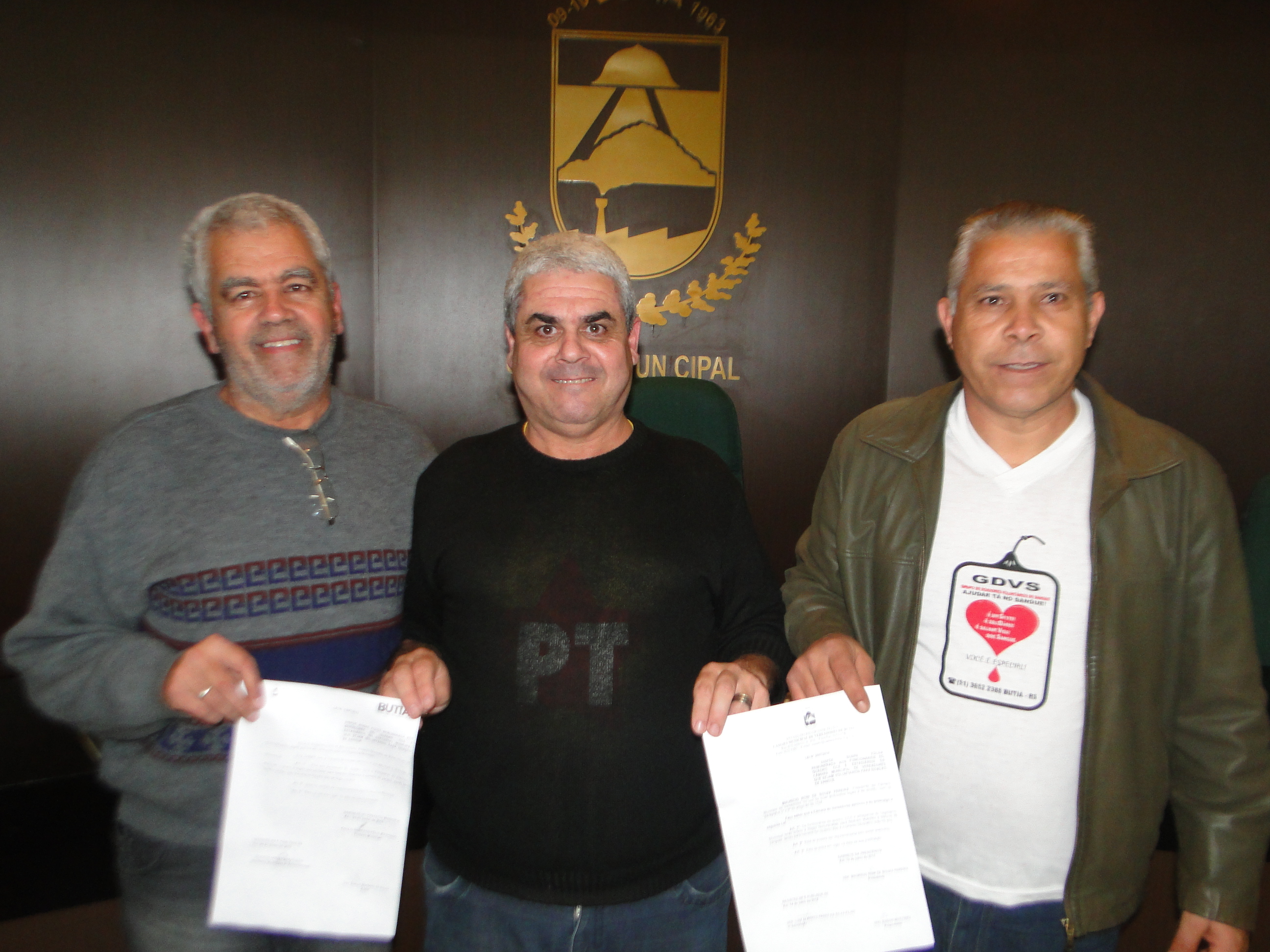 Diretores do GVDS recebem do Vereador Mocreto Leis que aumentam folga remunerada para servidores públicos municipais doadores de sangue.