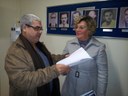Vereador Mocreto entrega para a Presidente do Conselho Municipal de Assistência Social, a Senhora Denise Lenzi, a Lei Nº 3001/2014, que institui o SUAS Municipal.