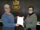 Vereador Mocreto entrega para a Presidente do Conselho Municipal de Habitação, a Senhora Andrea Zanola, a Lei Nº 3007/2014, que institui o Sistema Municipal de Habitação de Interesse Social.